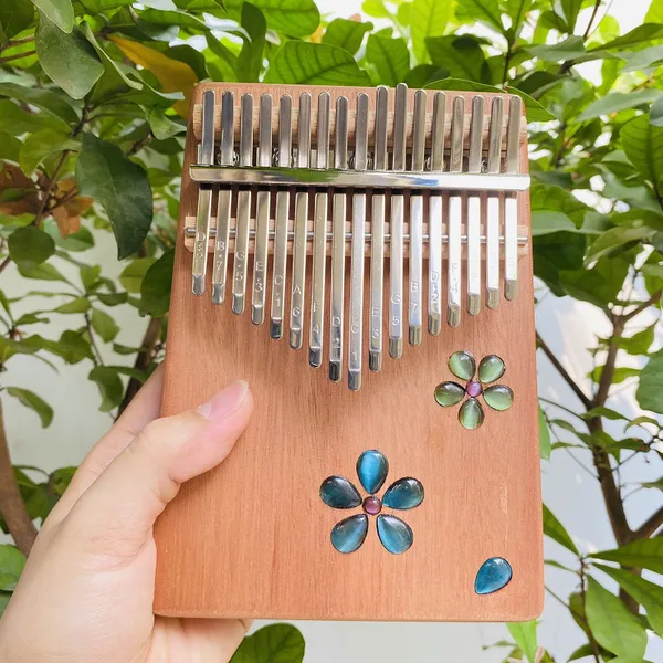 Đàn Kalimba 17 Phím Âm Đáy Khảm Hoa Purm Gỗ Mahogany / Vân Sam