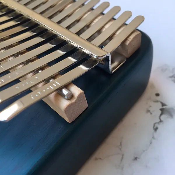 Đàn Kalimba 17 Phím Gỗ Mahogany Viền Mỏng Bo Góc Classic XinZheng KaLinh
