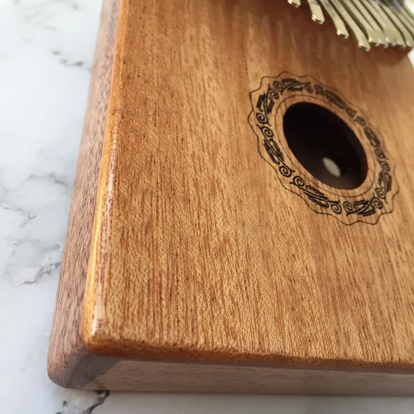 Đàn Kalimba 17 Phím Gỗ Mahogany Cổ Điển Nâu Sáng Hluru KaLinh