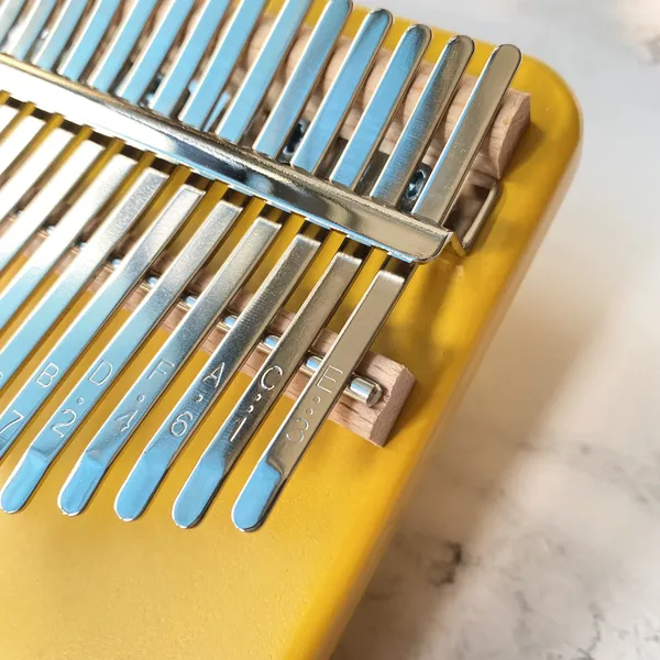 Đàn Kalimba 17 Phím Nguyên Khối Mahogany Cún Vàng KaLinh