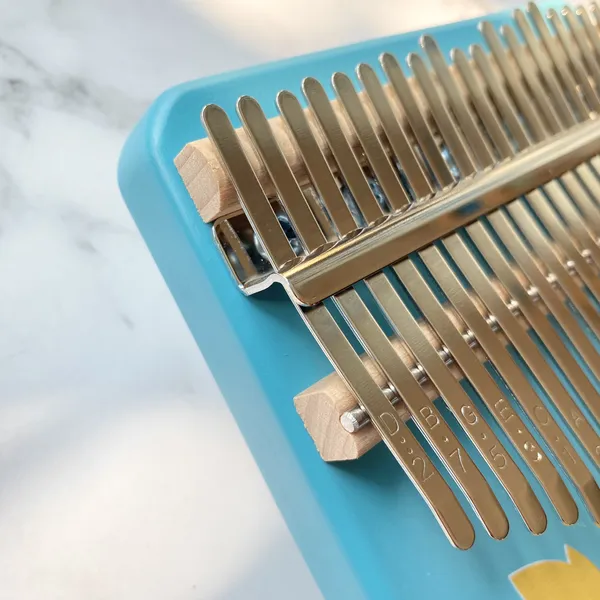 Đàn Kalimba 21 Phím Nguyên Khối Mahogany Cánh Cụt Xanh KaLinh