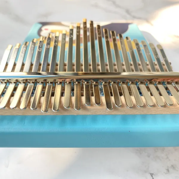 Đàn Kalimba 21 Phím Nguyên Khối Mahogany Cánh Cụt Xanh KaLinh