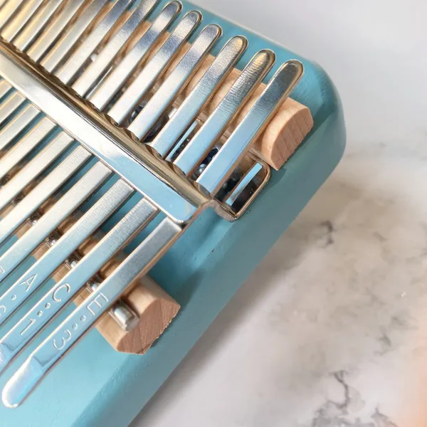 Đàn Kalimba 21 Phím Nguyên Khối Mahogany Cánh Cụt Xanh KaLinh