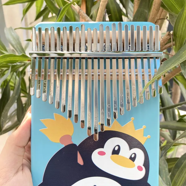 Đàn Kalimba 21 Phím Nguyên Khối Mahogany Cánh Cụt Xanh KaLinh