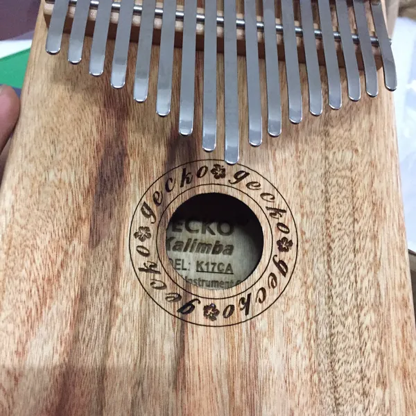 Đàn Kalimba 17 Phím Gỗ Long Não Cổ Điển Gecko KaLinh