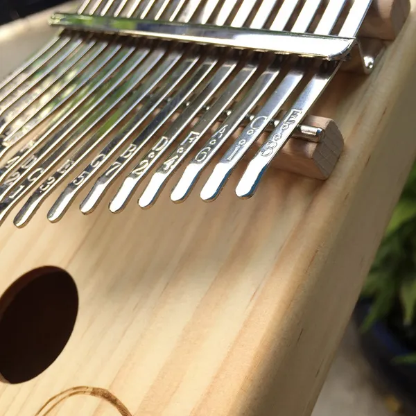 Đàn Kalimba 17 Phím Gỗ Vân Sam Classic KaLinh
