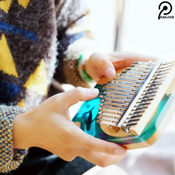 Đàn Kalimba 17 Phím Gỗ Sồi Cá Xanh KaLinh