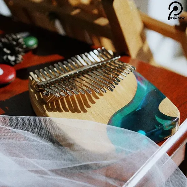 Đàn Kalimba 17 Phím Gỗ Sồi Cá Xanh KaLinh