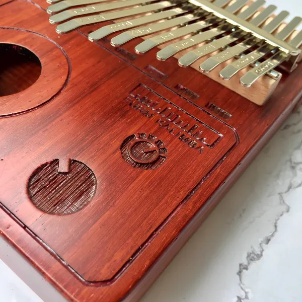 Đàn Kalimba 17 Phím Gỗ Đàn Hương Đỏ Radio Purm KaLinh