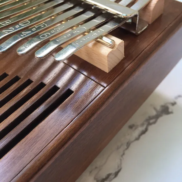 Đàn Kalimba 17 Phím Gỗ Mahogany Radio Nâu KaLinh