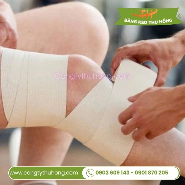 Băng keo trắng quấn khớp gối khi thi đấu thể thao Băng keo trắng quấn khớp gối khi thi đấu thể thao