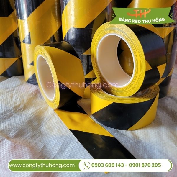 Băng keo phản quang vàng đen nổi bật trong điều kiện thiếu sáng Băng keo phản quang vàng đen nổi bật trong điều kiện thiếu sáng