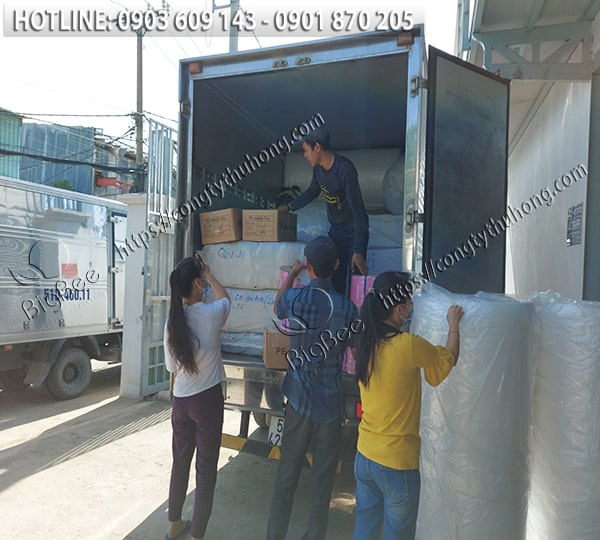 Thu Hồng giao hàng băng keo trong cho khách