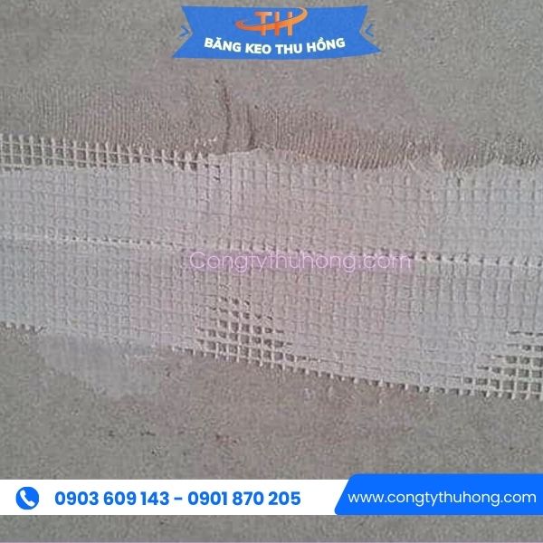 Thi công tường bị nứt với băng keo lưới Thi công tường bị nứt với băng keo lưới