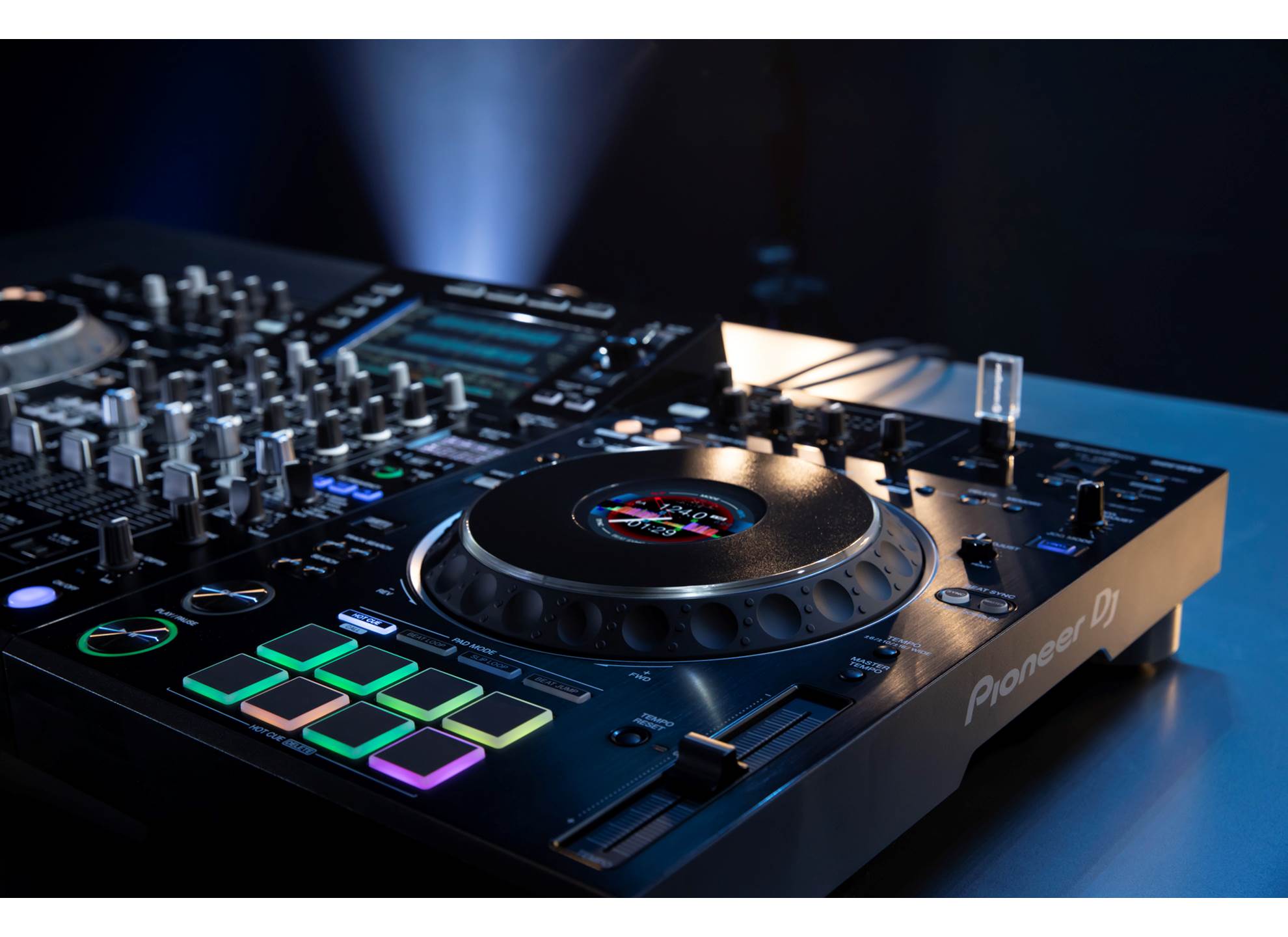 Pioneer XDJ-XZ kết nối cùng hệ thống phần mềm điều chỉnh