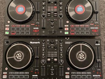 NUMARK MIXTRACK PLATINUM FX là Thiết Bị DJ Không Thể Thiếu Dành Cho Những Người Mới Bắt Đầu Làm DJ với 4 DECK CÙNG MÀN HÌNH TRÊN M M XOAY
