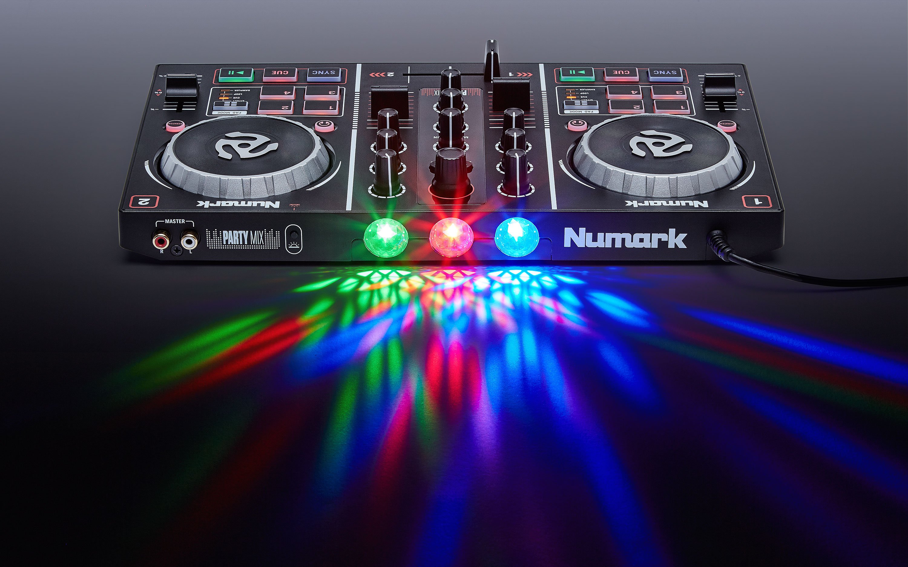 Bàn DJ Numark PartyMix dành cho người mới
