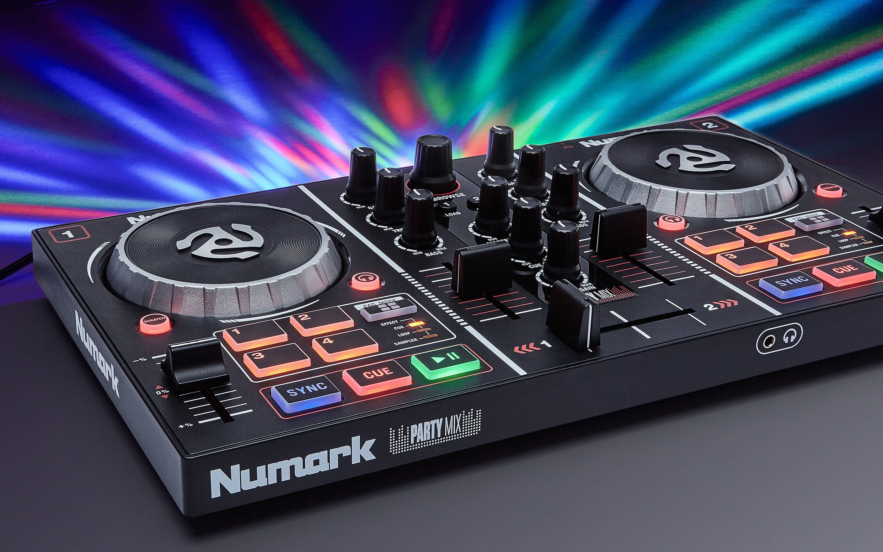 Bàn DJ Numark PartyMix dành cho người mới