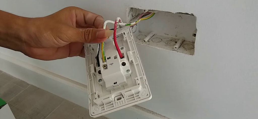 Đảm bảo ổ cắm không bị hỏng hóc