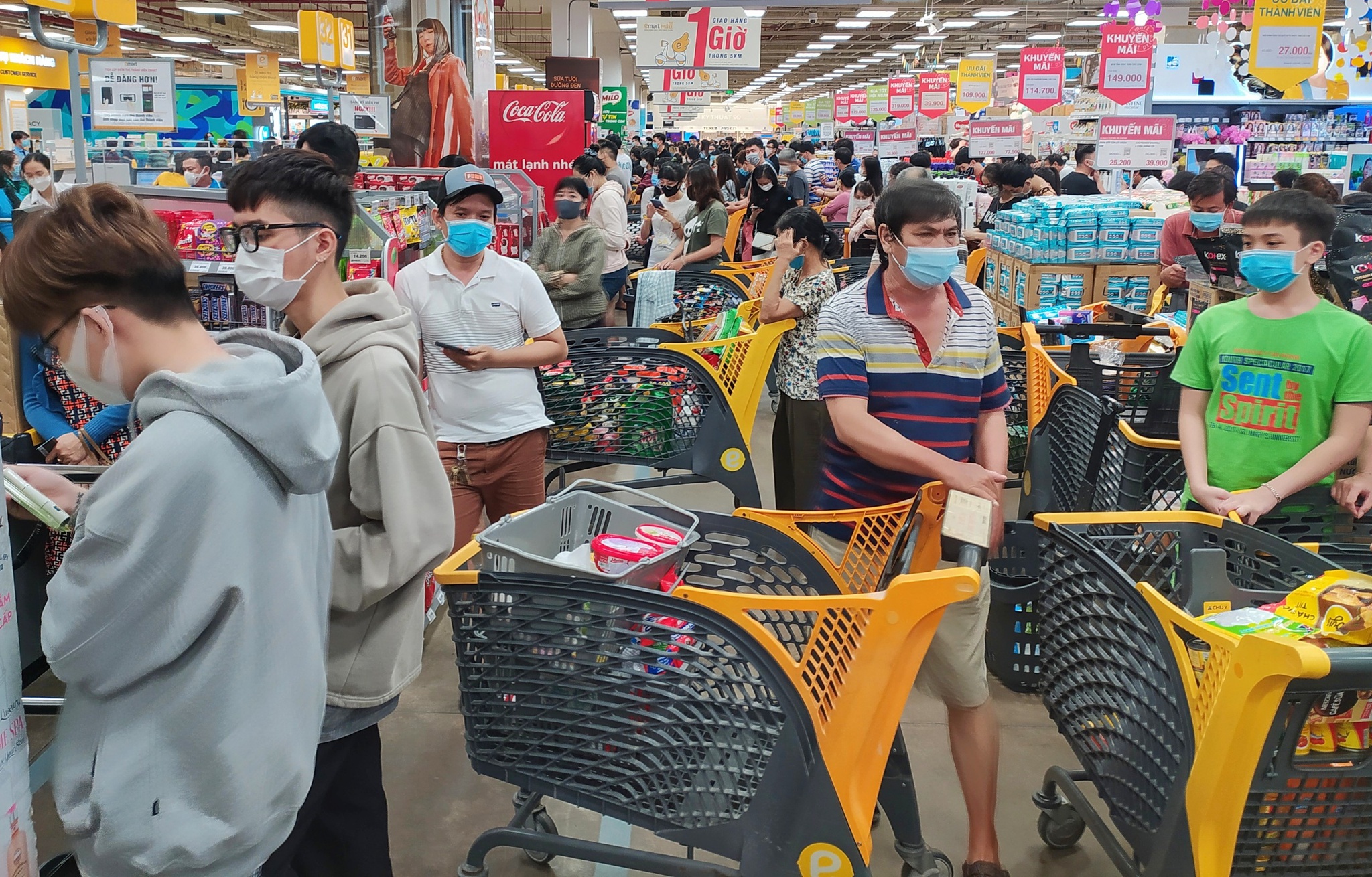 Người Sài Gòn xếp hàng chờ thanh toán ở siêu thị, nhiều thực phẩm sống được mua hết