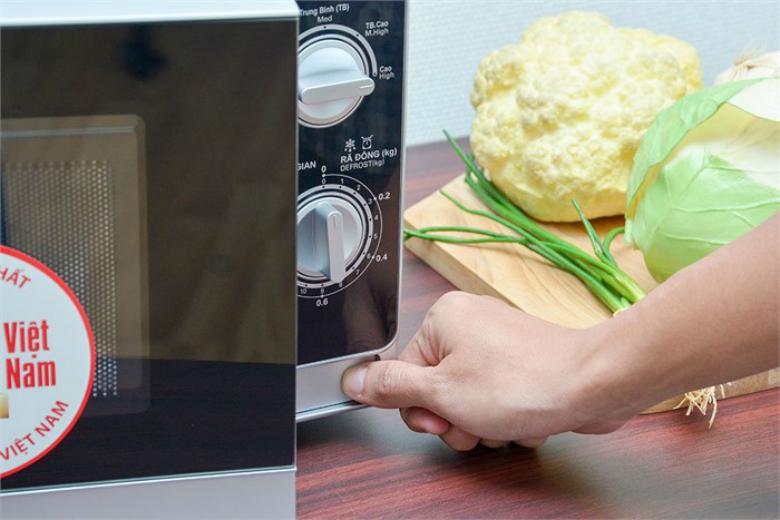 Cửa lò thiết kế ấn mở rất tiện lợi khi sử dụng Cửa lò thiết kế ấn mở rất tiện lợi khi sử dụng