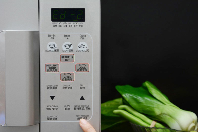 Nhấn nút Easy Defrost để rã đông nhanh tùy theo loại thực phẩm Nhấn nút Easy Defrost để rã đông nhanh tùy theo loại thực phẩm