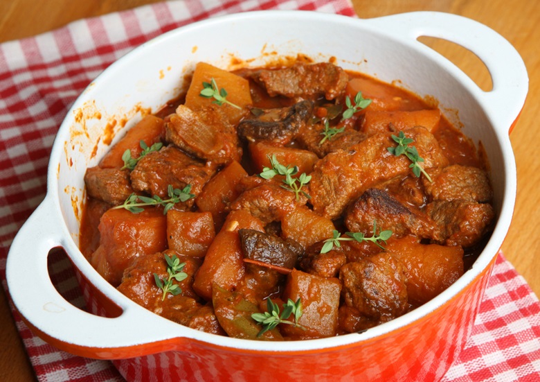 Hâm nóng món thịt hầm nhanh và tiện hơn trong lò vi sóng Sharp R-G226VN-M Hâm nóng món thịt hầm nhanh và tiện hơn trong lò vi sóng Sharp R-G226VN-M