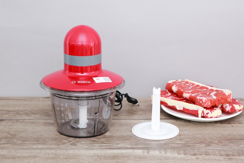 Thiết kế nhỏ gọn, thân máy màu đỏ bắt mắt - Máy xay thịt Bosch HMH.MMR08R2 Thiết kế nhỏ gọn, thân máy màu đỏ bắt mắt - Máy xay thịt Bosch HMH.MMR08R2