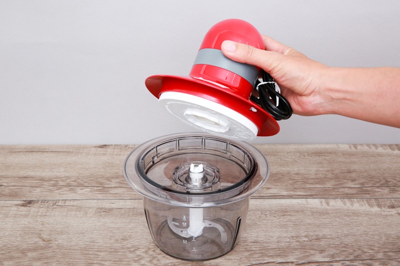 Công suất 400 W kết hợp với lưỡi dao 2 cánh sắc bén xay nhuyễn nguyên liệu nhẹ nhàng - Máy xay thịt Bosch HMH.MMR08R2 Công suất 400 W kết hợp với lưỡi dao 2 cánh sắc bén xay nhuyễn nguyên liệu nhẹ nhàng - Máy xay thịt Bosch HMH.MMR08R2