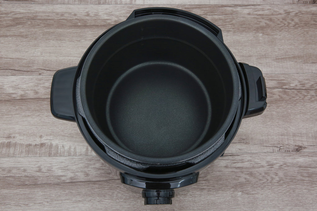 Lòng nồi dày 1.8 mm, bằng hợp kim nhôm phủ lớp chống dính - Nồi áp suất điện BlueStone PCB-5619 5 lít Lòng nồi dày 1.8 mm, bằng hợp kim nhôm phủ lớp chống dính - Nồi áp suất điện BlueStone PCB-5619 5 lít