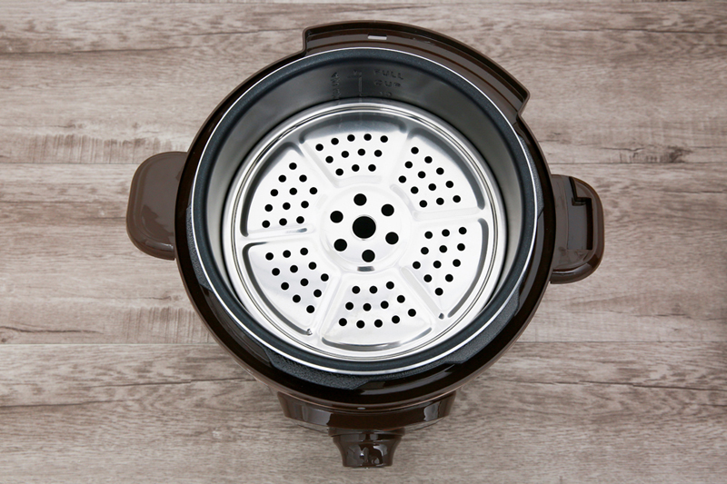 Xửng hấp bằng inox chống oxi hóa, bền chắc - Nồi áp suất điện BlueStone PCB-5619 5 lít Xửng hấp bằng inox chống oxi hóa, bền chắc - Nồi áp suất điện BlueStone PCB-5619 5 lít