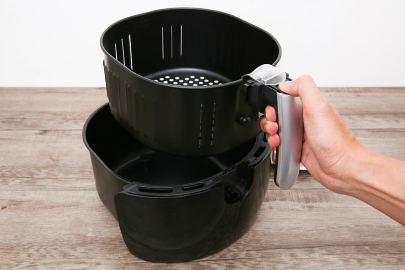 Rổ chiên, lòng nồi chiên làm bằng chất liệu thép không gỉ phủ chống dính bền bỉ - Nồi chiên không dầu Bluestone AFB-5871 5.5 lít Rổ chiên, lòng nồi chiên làm bằng chất liệu thép không gỉ phủ chống dính bền bỉ - Nồi chiên không dầu Bluestone AFB-5871 5.5 lít