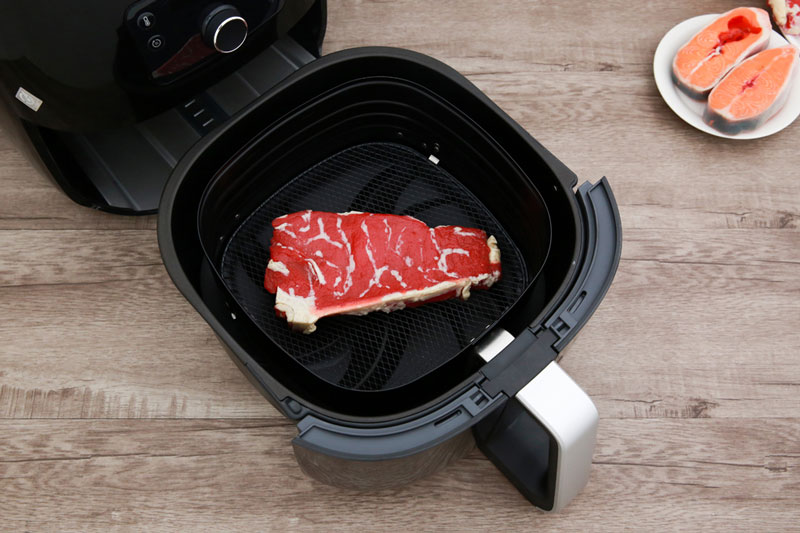 Có rổ chiên và khay hứng dầu bằng thép truyền nhiệt tốt, giữ nhiệt lâu - Nồi chiên không dầu Philips HD9650 Có rổ chiên và khay hứng dầu bằng thép truyền nhiệt tốt, giữ nhiệt lâu - Nồi chiên không dầu Philips HD9650