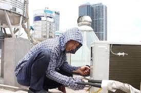 Thợ điều hòa trong những ngày nắng nóng