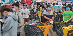 Người Sài Gòn xếp hàng chờ thanh toán ở siêu thị, nhiều thực phẩm sống được mua hết