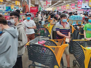 Người Sài Gòn xếp hàng chờ thanh toán ở siêu thị, nhiều thực phẩm sống được mua hết