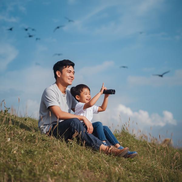 Gia đình cùng con sử dụng ống nhòm gắn kết tình cảm tại Ống Nhòm Sài Gòn