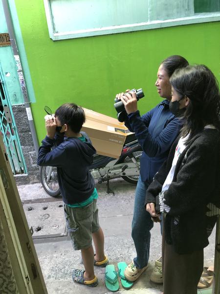 Ống nhòm gia đình dùng chung cho cả bố mẹ và trẻ em tiện lợi