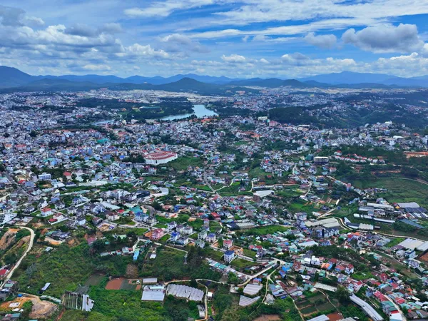 Dòng Tiền Rẻ Đang Đổ Mạnh Vào Thị Trường Bất Động Sản