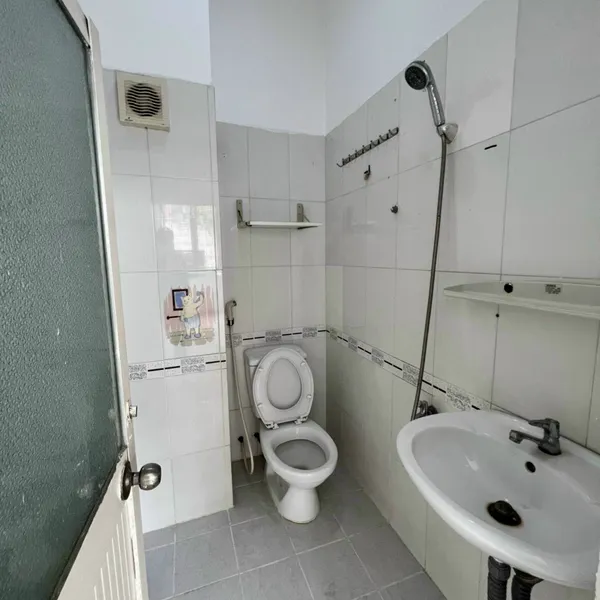 Bán nhà 1 trệt 3 lầu hẻm 575 Cách mạng Tháng Tám Phường 15 Quận 10