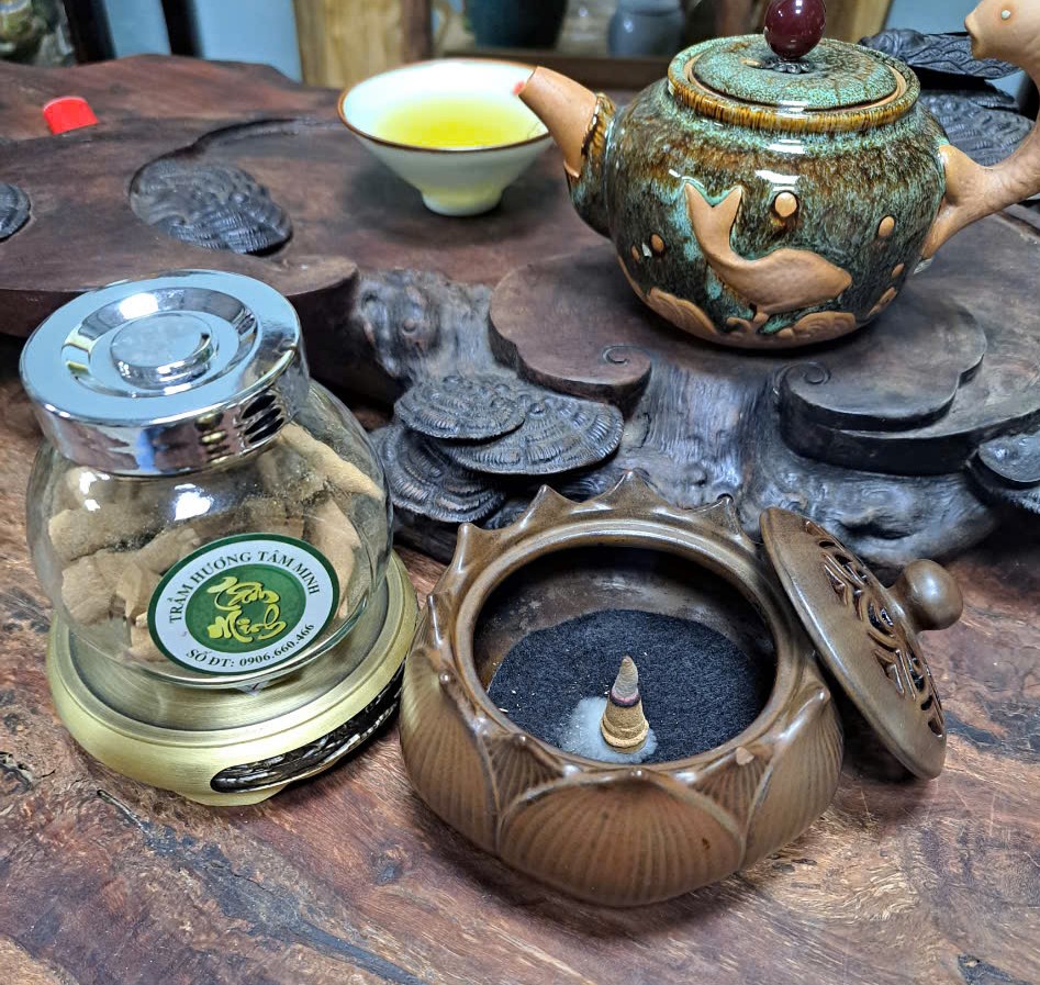 Đốt nhang trầm nụ