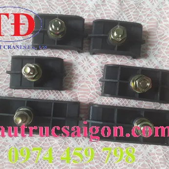 Bát kẹp ray điện cầu trục 4P