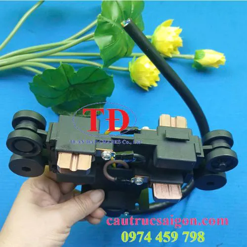 Chổi lấy điện ray hộp kín.