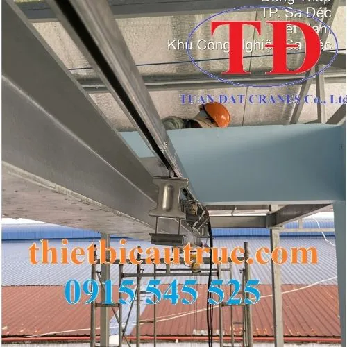 Ray C dẫn dây điện cầu trục