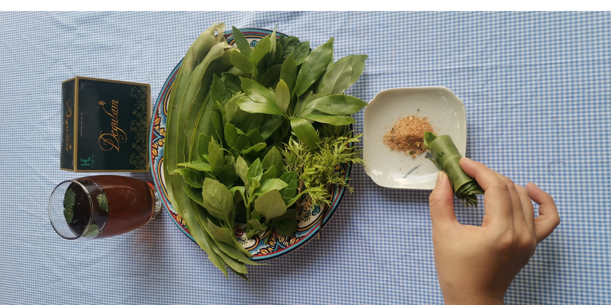 ThS. Hoàng Văn Lâm, đã sử dụng các loại rau nhà trồng (trồng trong chậu cây cảnh), dùng để ăn sáng giúp thanh lọc cơ thể ThS. Hoàng Văn Lâm, đã sử dụng các loại rau nhà trồng (trồng trong chậu cây cảnh), dùng để ăn sáng giúp thanh lọc cơ thể