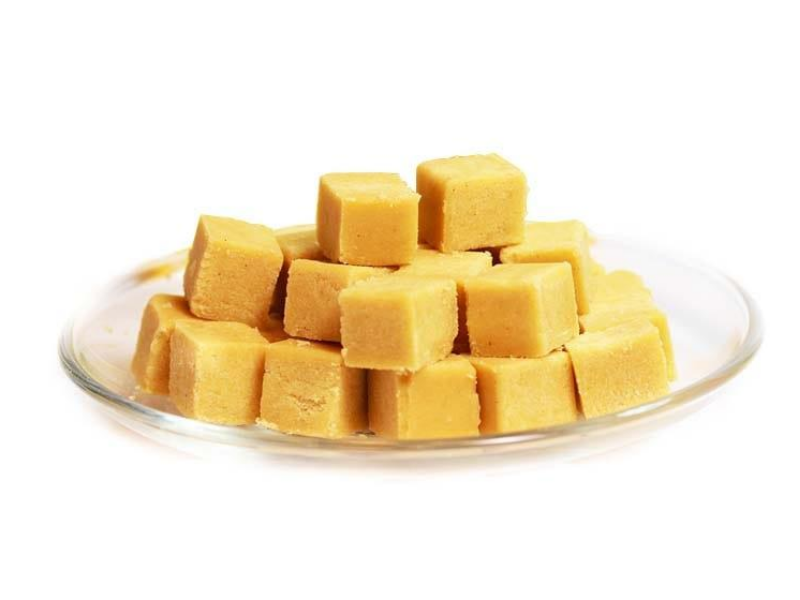 Thưởng thức Bánh đậu xanh Hải Dương ngọt béo
