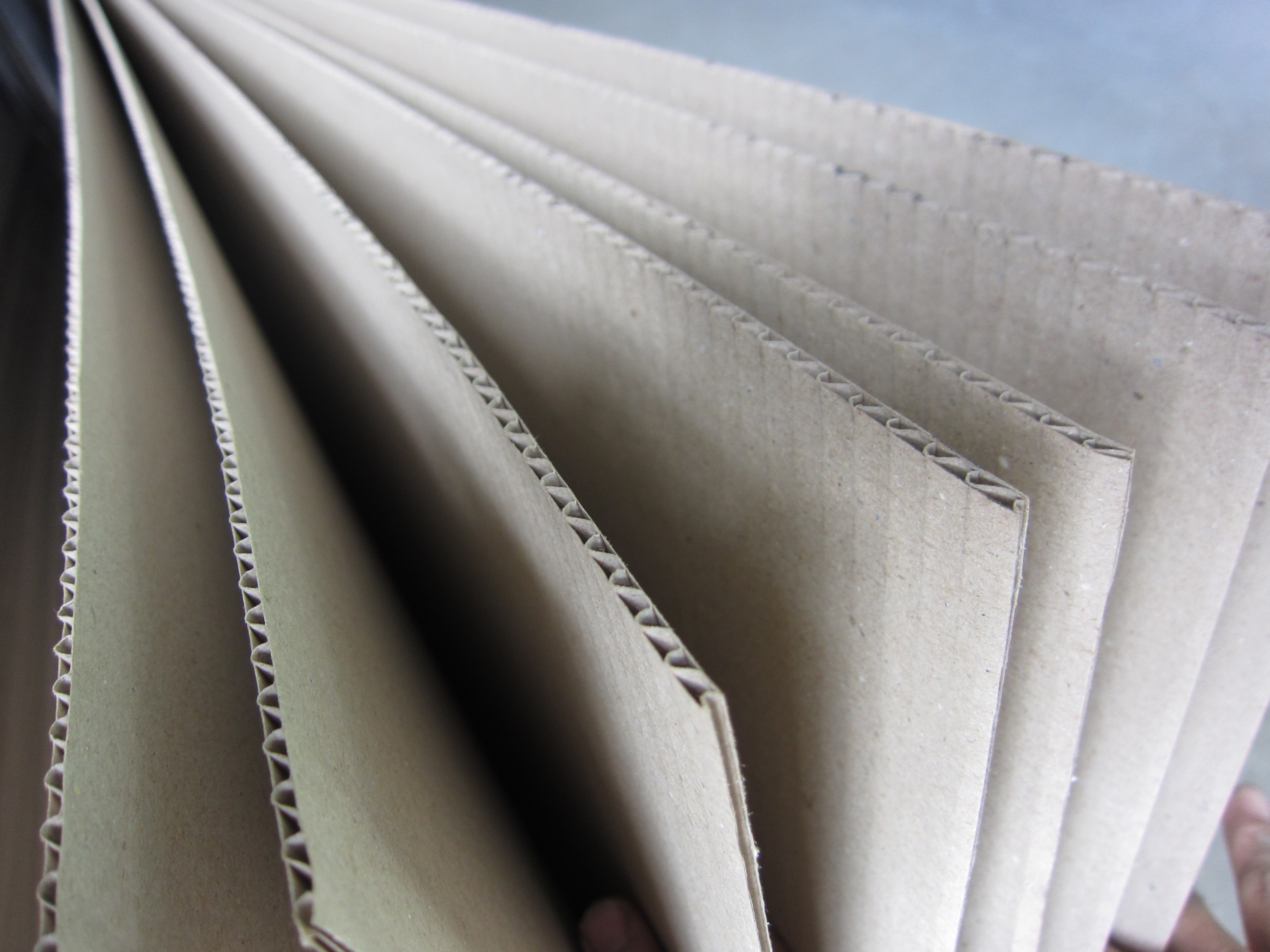 Thùng carton 3 lớp được cấu tạo từ 3 lớp đơn giản