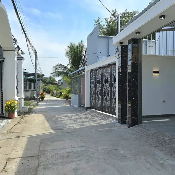 💲💲 Giá bán: Chỉ 1 tỷ 590 tr [6-25] 🔥🔥sở hữu ngay nhà mới full thổ cư. Đường xe hơi. Sân đậu xe hơi. Gần chợ P7 - Bến Tre. Cách nhựa 30m  ✔️ Diện tích 124m² ( 5m x 24m ). Nở hậu  ✔️ Thổ cư 100%. Quy hoạch đất ở 100%