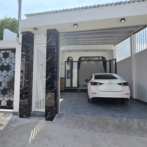 💲💲 Giá bán: Chỉ 1 tỷ 590 tr [6-25] 🔥🔥sở hữu ngay nhà mới full thổ cư. Đường xe hơi. Sân đậu xe hơi. Gần chợ P7 - Bến Tre. Cách nhựa 30m  ✔️ Diện tích 124m² ( 5m x 24m ). Nở hậu  ✔️ Thổ cư 100%. Quy hoạch đất ở 100%