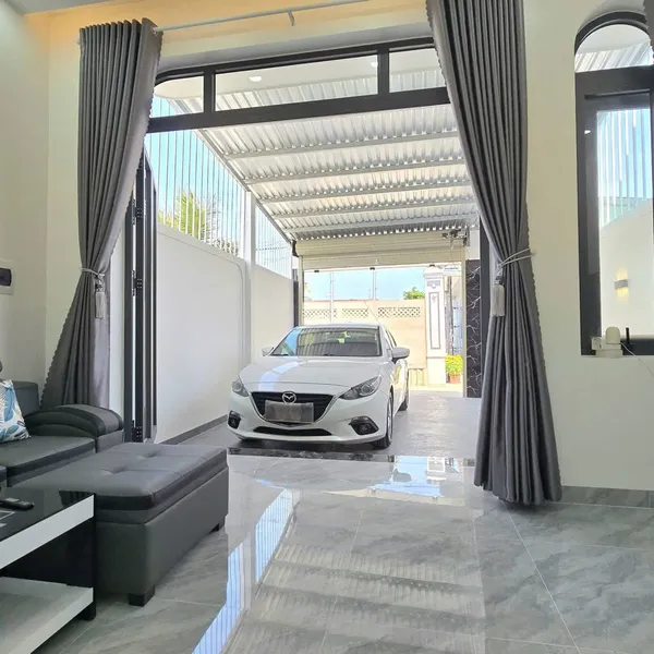 💲💲 Giá bán: Chỉ 1 tỷ 590 tr [6-25] 🔥🔥sở hữu ngay nhà mới full thổ cư. Đường xe hơi. Sân đậu xe hơi. Gần chợ P7 - Bến Tre. Cách nhựa 30m  ✔️ Diện tích 124m² ( 5m x 24m ). Nở hậu  ✔️ Thổ cư 100%. Quy hoạch đất ở 100%